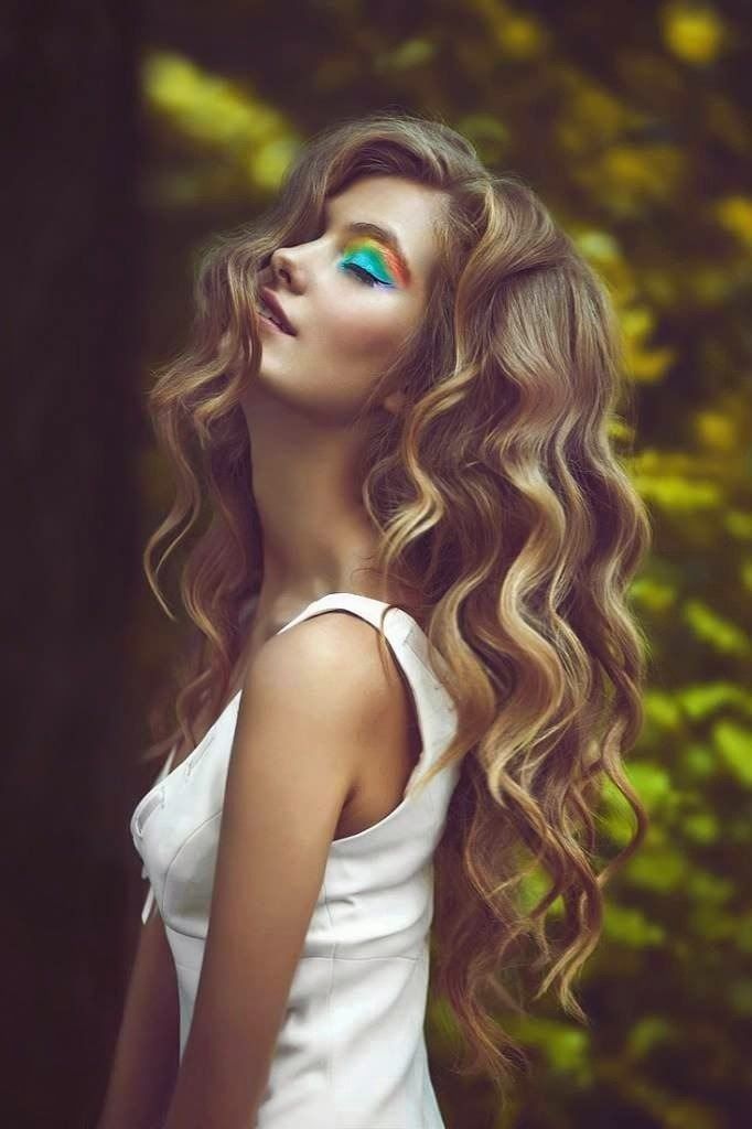 Blonde curls with side part