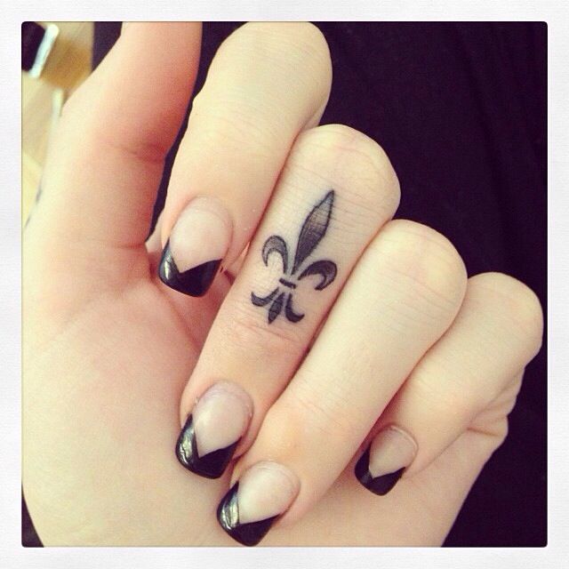 Fantastic finger tattoo