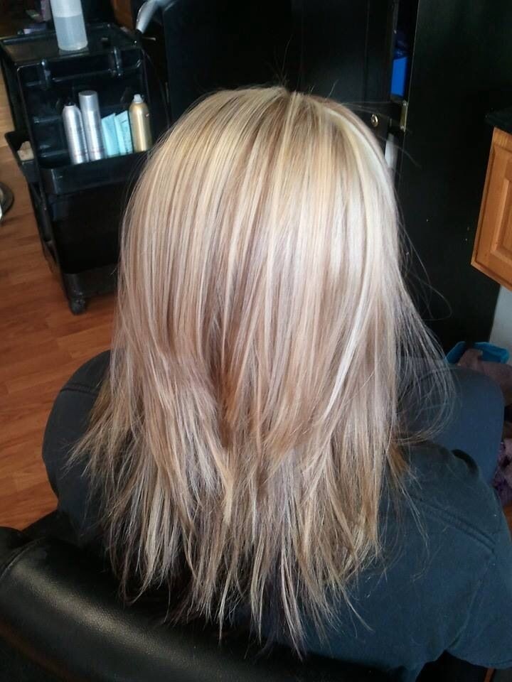 Medium layered hairstyle for blonde hair