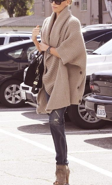 Long-sleeved gray sweater - street look