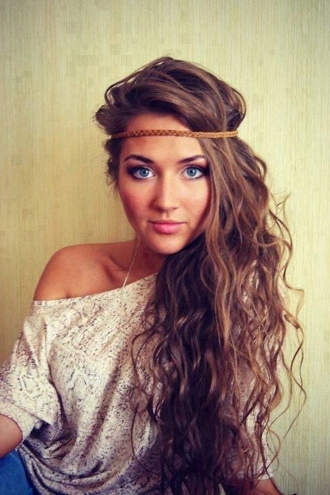 Long wavy hairstyle with a headband