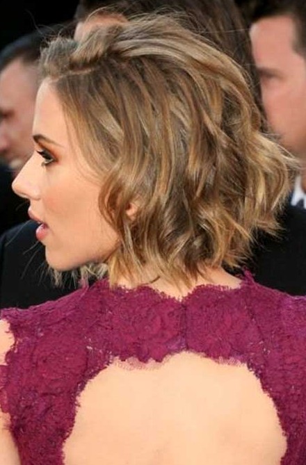 Scarlett Johansson Short Hairstyles Choppy Layers and Two Highlights Bob "width =" 465