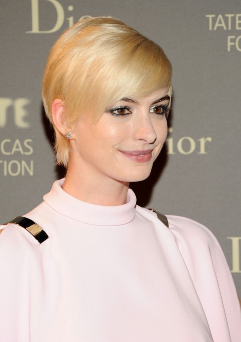 Anne Hathaway Short pixie cut with side-swept bangs for women "width =" 465
