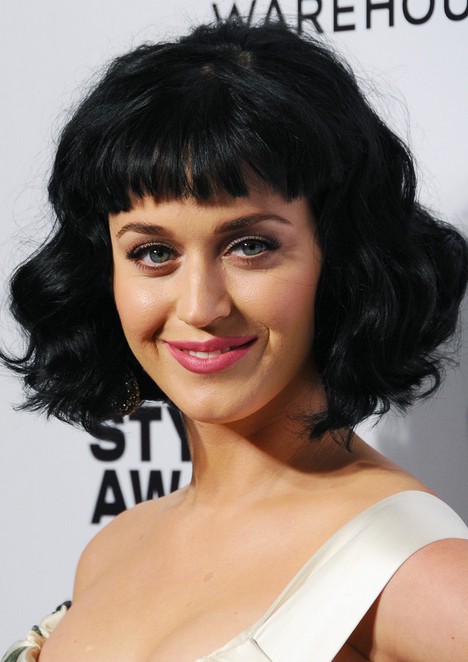 Katy Perry Short black wavy hairstyle with blunt bangs for women "width =" 465