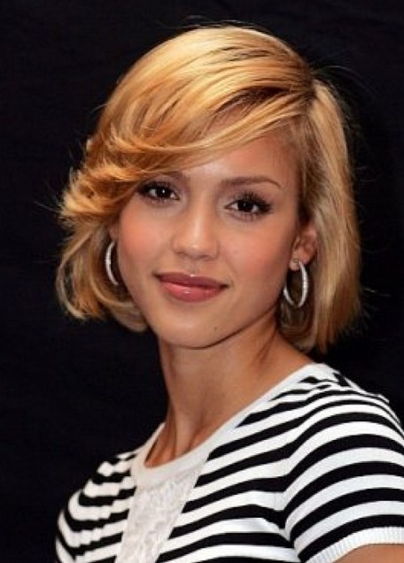 Jessica Alba Short Bob Hairstyle with Bangs "width =" 465