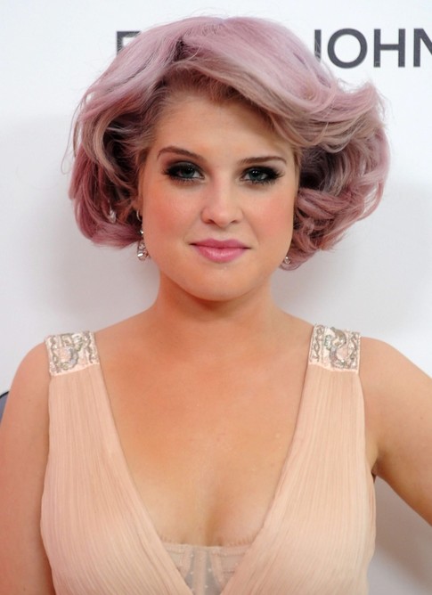 Kelly Osbourne Short Pink Bob Hairstyle for Thick Hair "width =" 465