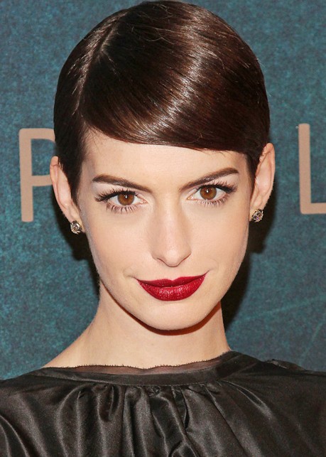 Anne Hathaway Deep Side Parting Short Hairstyles "width =" 465