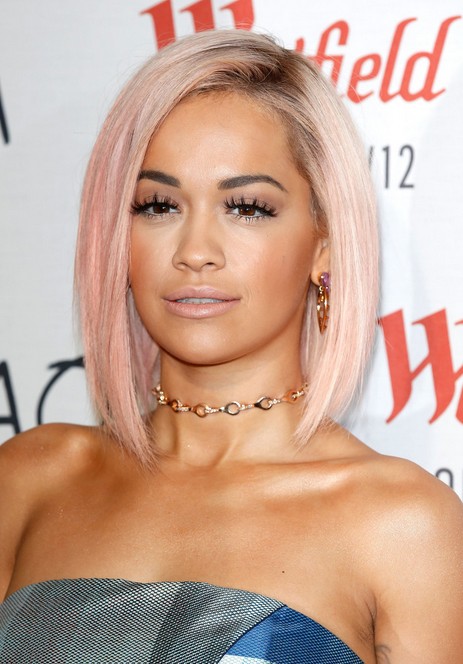 Rita Ora Short Pink Asymmetrischer Bob Cut "width =" 465