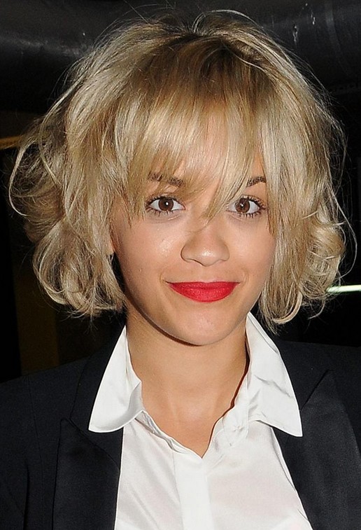 Rita Ora Kurze unordentliche Bob-Frisur mit vollem Pony "width =" 465