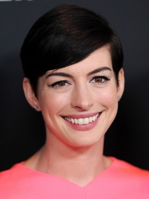 2014 Anne Hathaway hairstyles: simple short pixie haircut with side-swept bangs