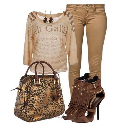 Daily outfit look, printed top, light brown skin and bag with animal motif