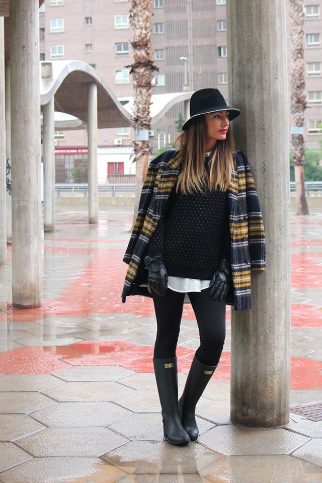 Rainy boots with a checked blazer