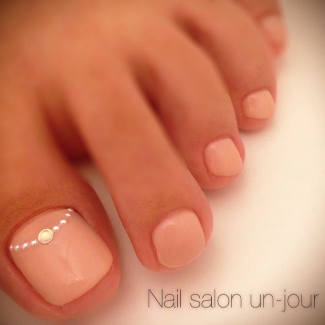 Light pink toenail design