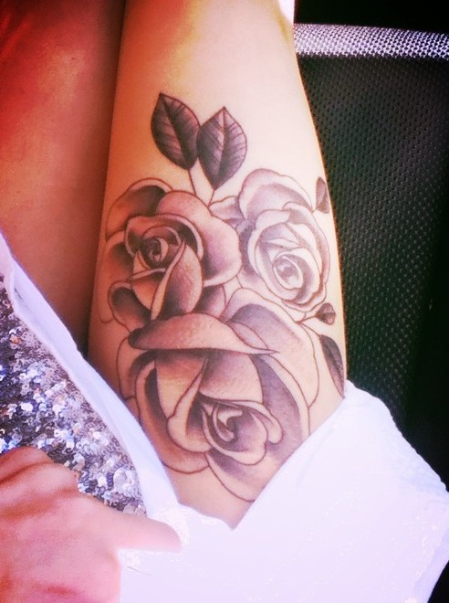 Rose tattoos on the thigh