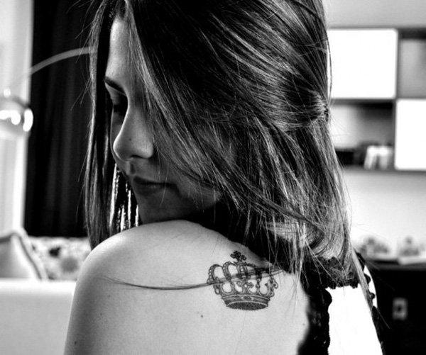 Nice crown tattoo on the shoulder for women
