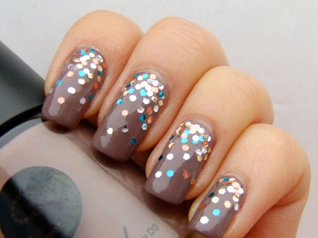 Gray glitter nails