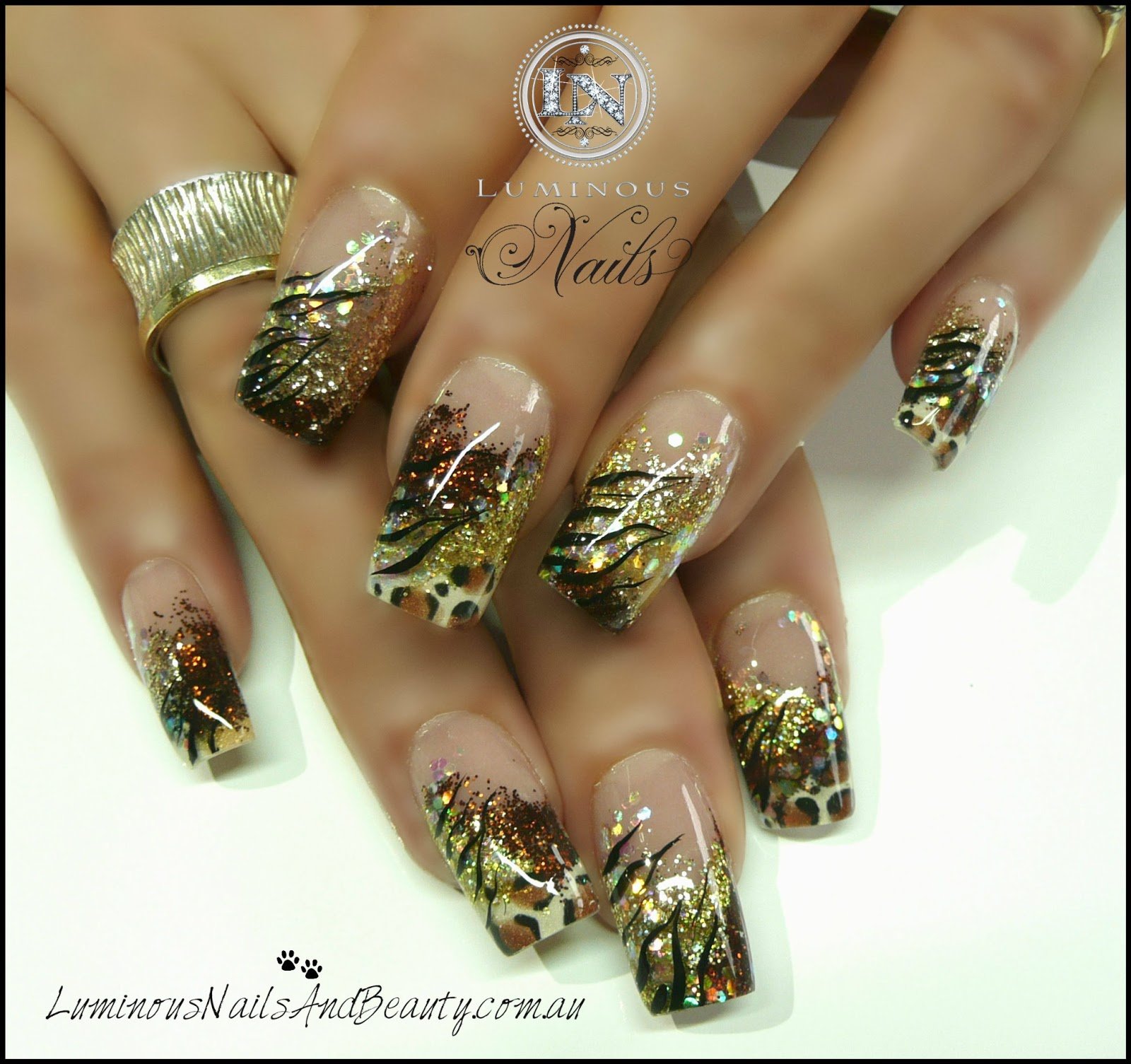 Glittering copper nail design