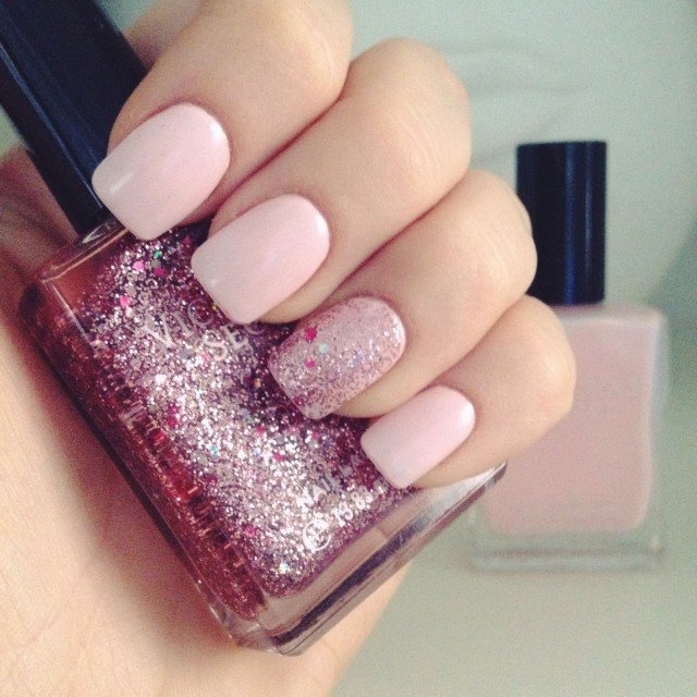 Bare nails with glitter
