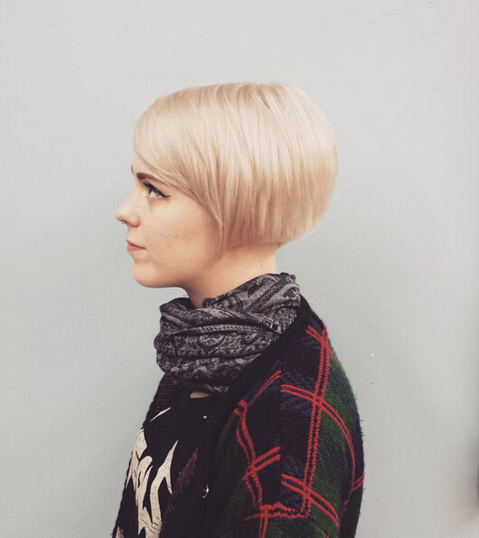 Short bob hairstyle for round faces