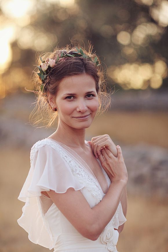 15 hairstyles with flower crowns for the wedding