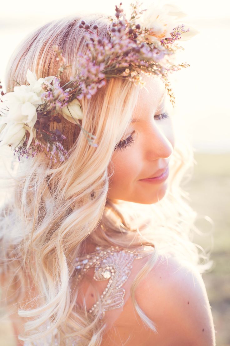 15 hairstyles with flower crowns for the wedding