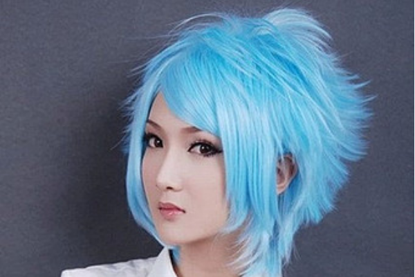 Light blue short, pointed hair