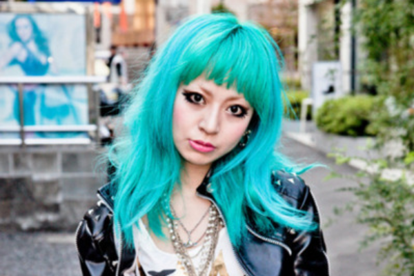 Long turquoise hairstyle with bangs