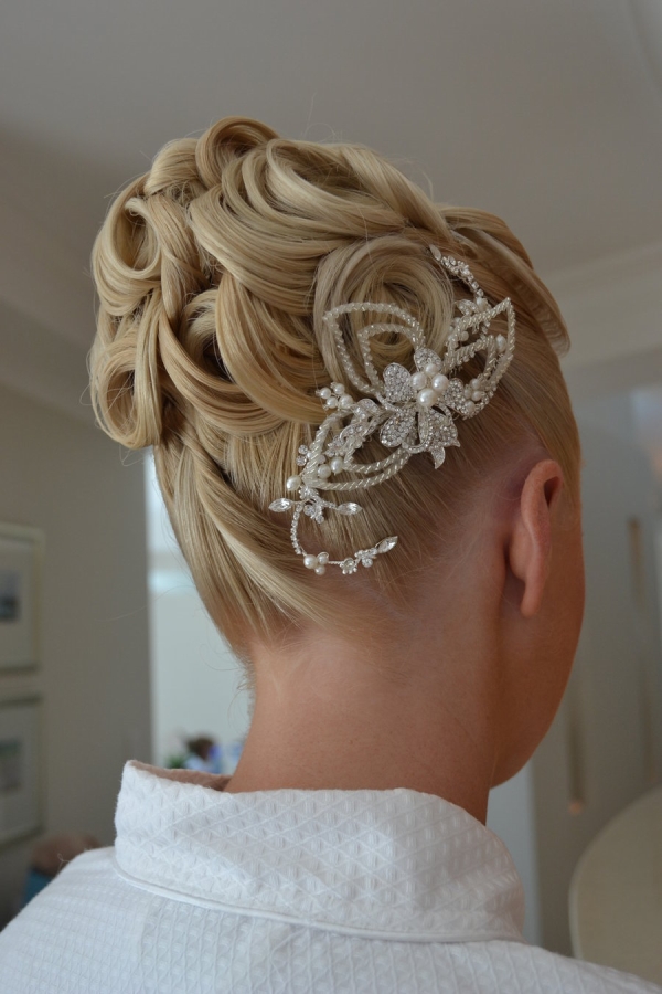 Pin-up bun for curly hair for wedding hairstyles