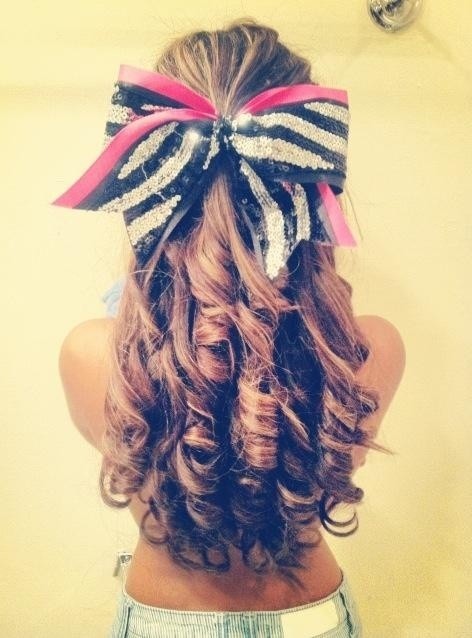 Long curly hairstyle with a bow