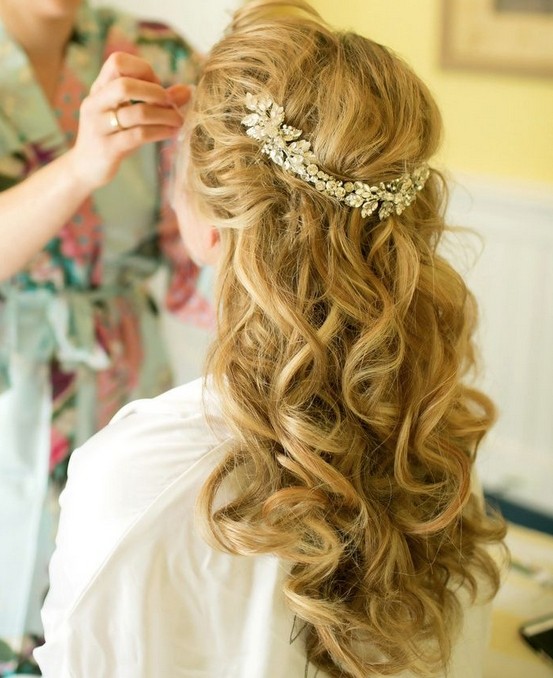 Long curly hairstyle for the wedding