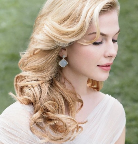 Loose curly hairstyle for the wedding