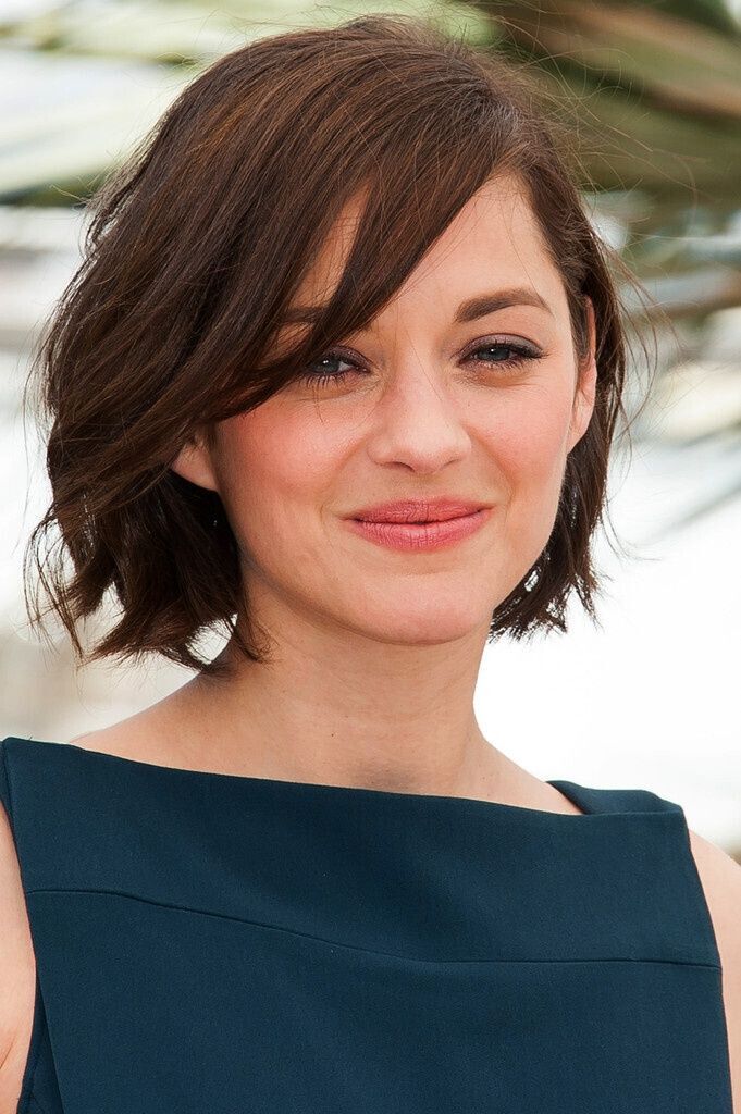 Short wavy hairstyle with side bangs