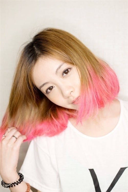 Pink highlighted long bob hairstyle