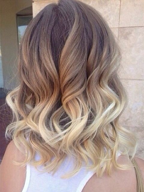 Shoulder-length curly hairstyle for ombre hair