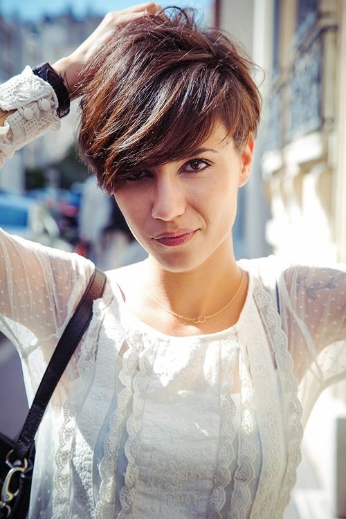 Short layered hairstyle with side bangs