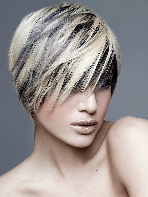 Short straight hairstyle with blonde highlights