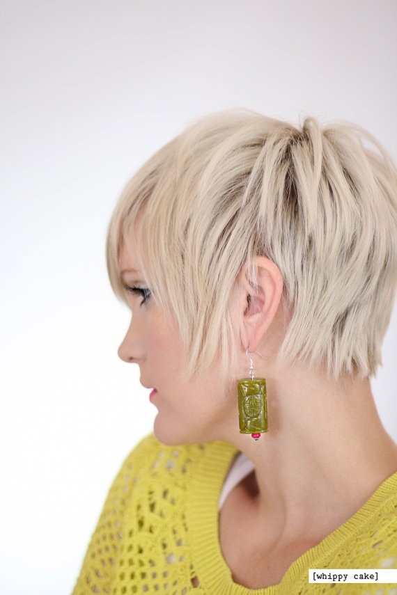 Short layered hairstyle for platinum hair