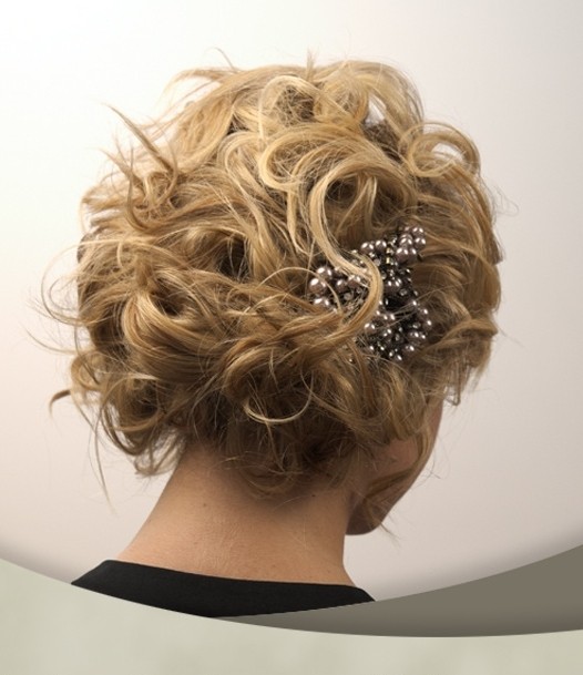 Short curly hairstyle for the wedding