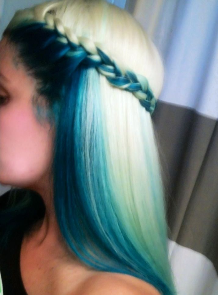 Blue and blonde colored hairstyle