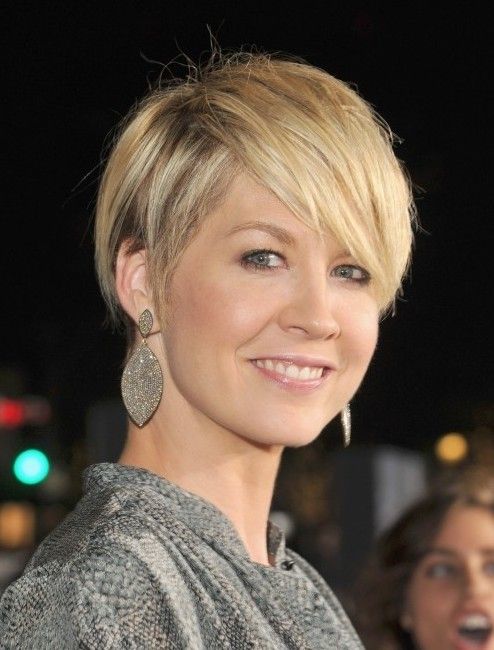 Short hairstyle with side bangs for women over 40