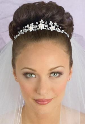 Wedding hairstyle for medium hair with veil