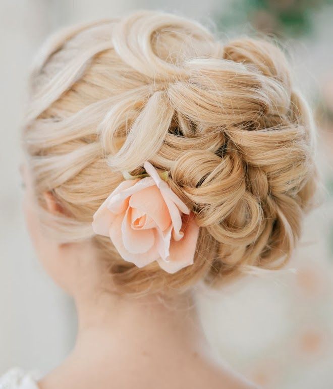 Stunning wedding hairstyle for medium hair