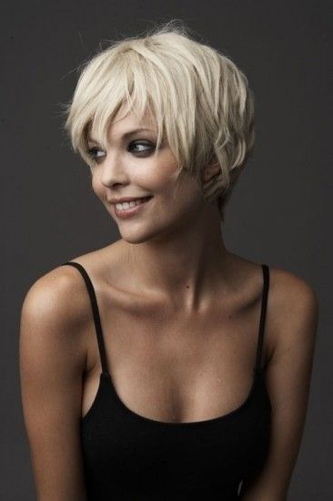 Short blonde hairstyle for long faces