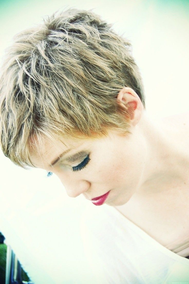 Simple short pixie hairstyle for thick hair / Pinterest