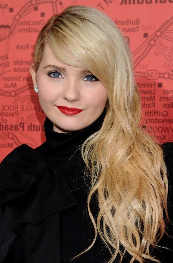 Abigail Breslin Long platinum blonde curly hairstyle with side bangs for winter