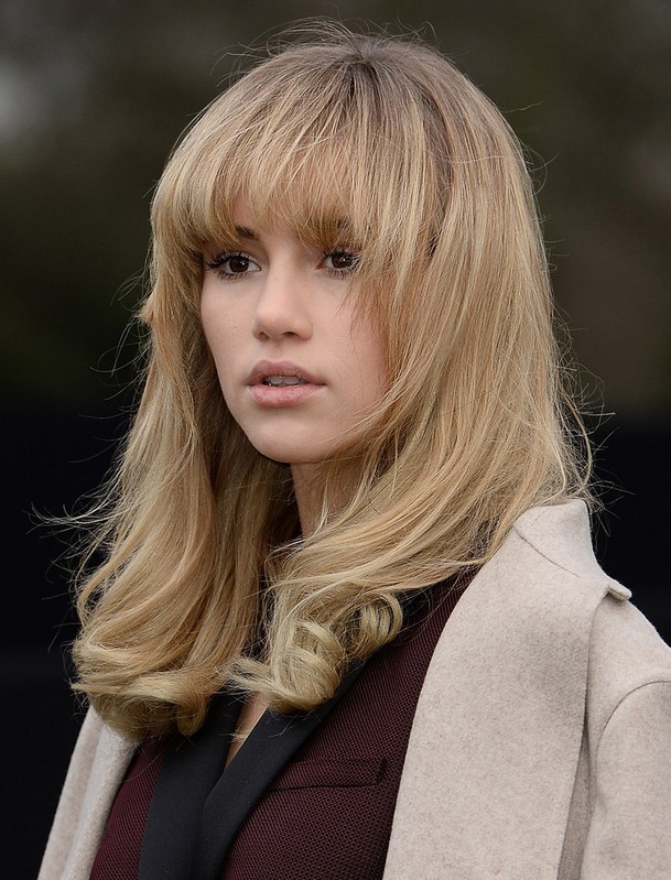 Suki Waterhouse Messy long wavy hairstyle with bangs for winter