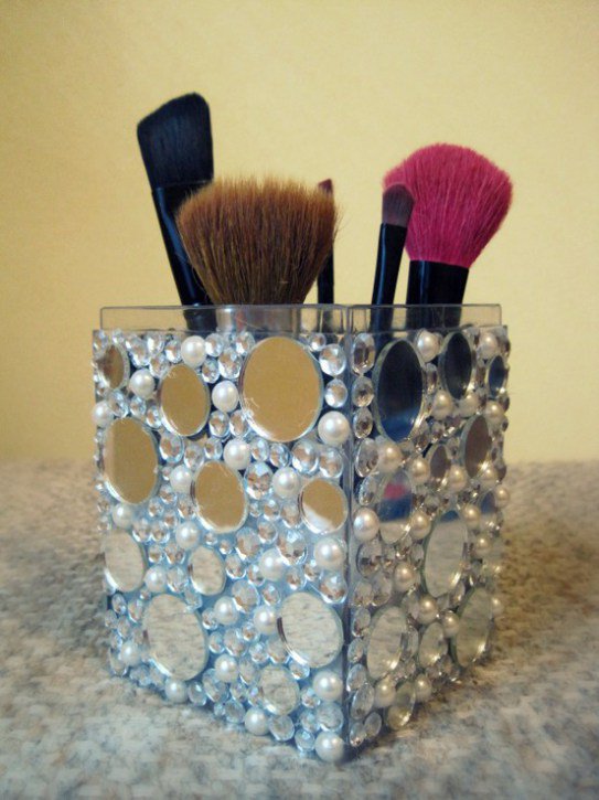 Brush holder with glitter