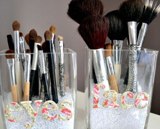 Simple brush holder