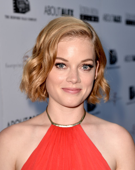 Jane Levy Sophisticated Short Wavy Hairstyle