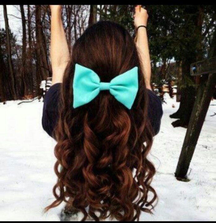 Long wavy hairstyle with a hair bow